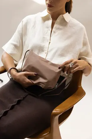 Tinne+Mia Tinne+Mia - cross body feel good baggy - beaver fur Tinne+Mia Tinne+Mia - cross body feel good baggy - beaver fur