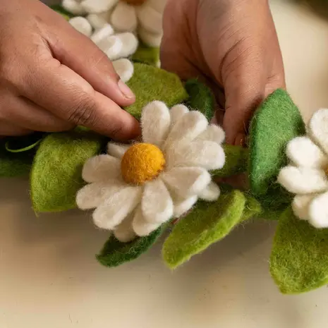 Sjaal met verhaal Sjaal met verhaal - krans - margrietjes xl