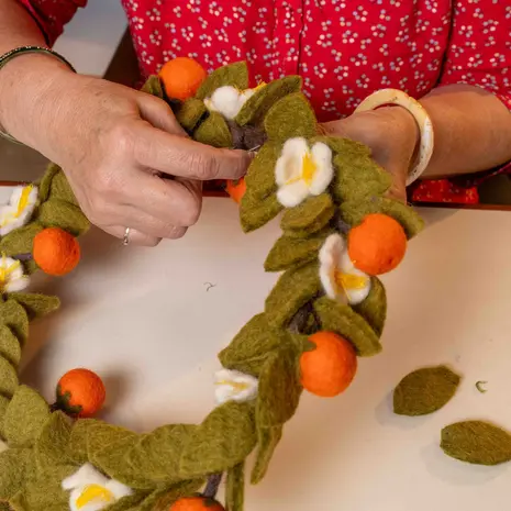 Sjaal met verhaal Sjaal met verhaal - krans - sinaasappel