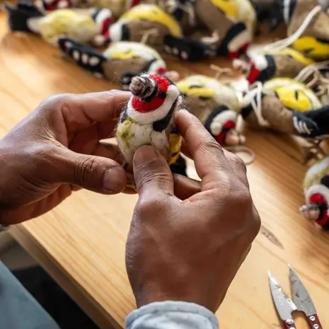 Sjaal met verhaal Sjaal met verhaal - hanger vogel - puttertje