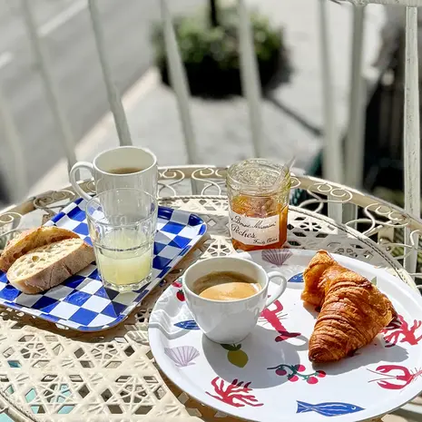 Blu Kat Blu kat - dienblad rond - seaside lunch (31 cm) Blu Kat Blu kat - dienblad rond - seaside lunch (31 cm)