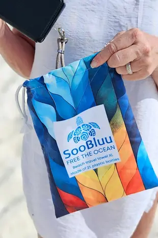 SooBluu SooBluu - reishanddoek XL (190 x 100 cm) - flame SooBluu SooBluu - reishanddoek XL (190 x 100 cm) - flame