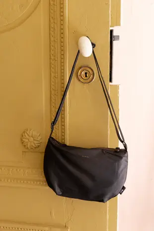 Tinne+Mia Tinne+Mia - cross body feel good baggy - black (all of you)