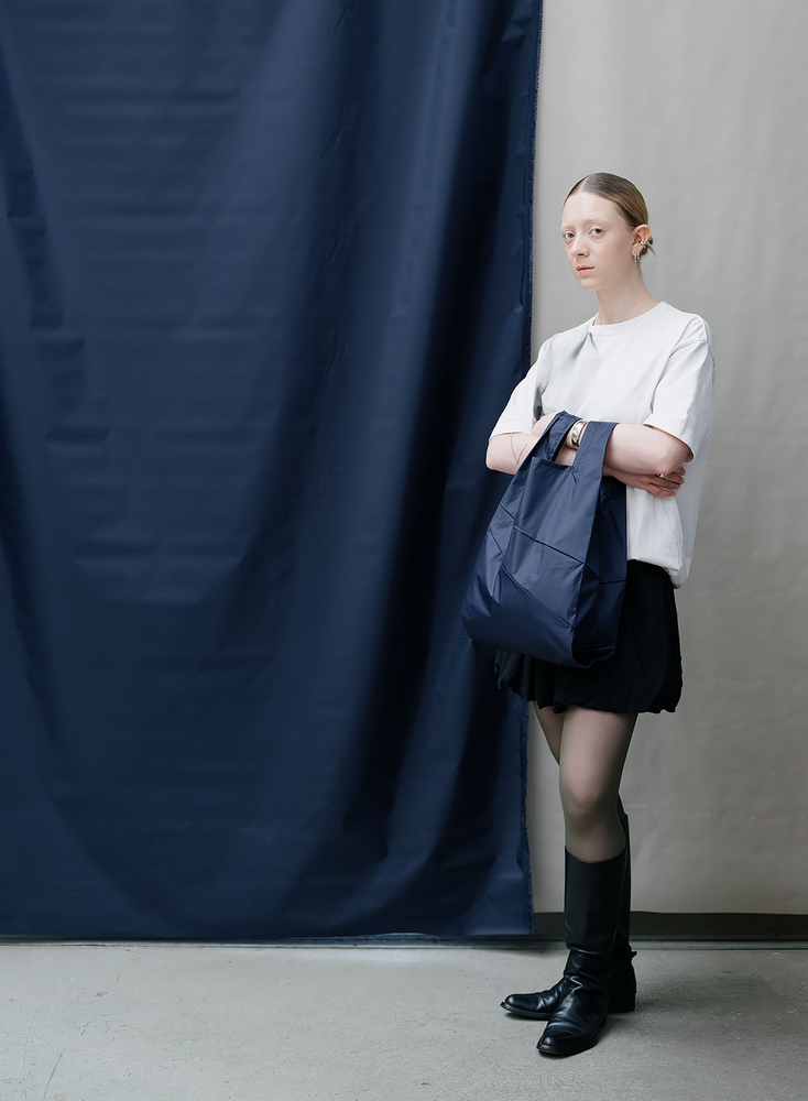 Susan Bijl Susan Bijl - the new shopping bag medium - mono water