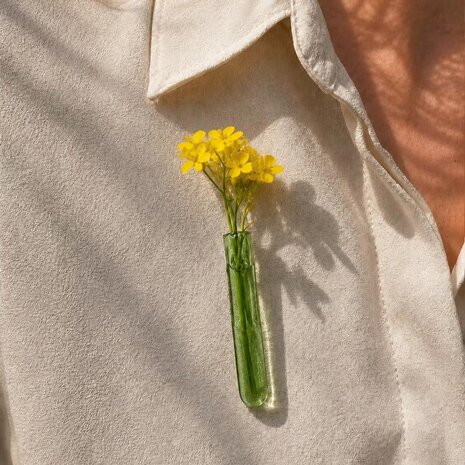 Muurbloempjes Muurbloempjes - bloemenbroche - green