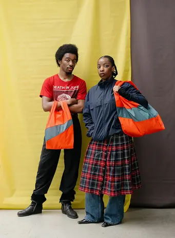 Susan Bijl Susan Bijl - the new shopping bag large - red alert & pine Susan Bijl Susan Bijl - the new shopping bag large - red alert & pine