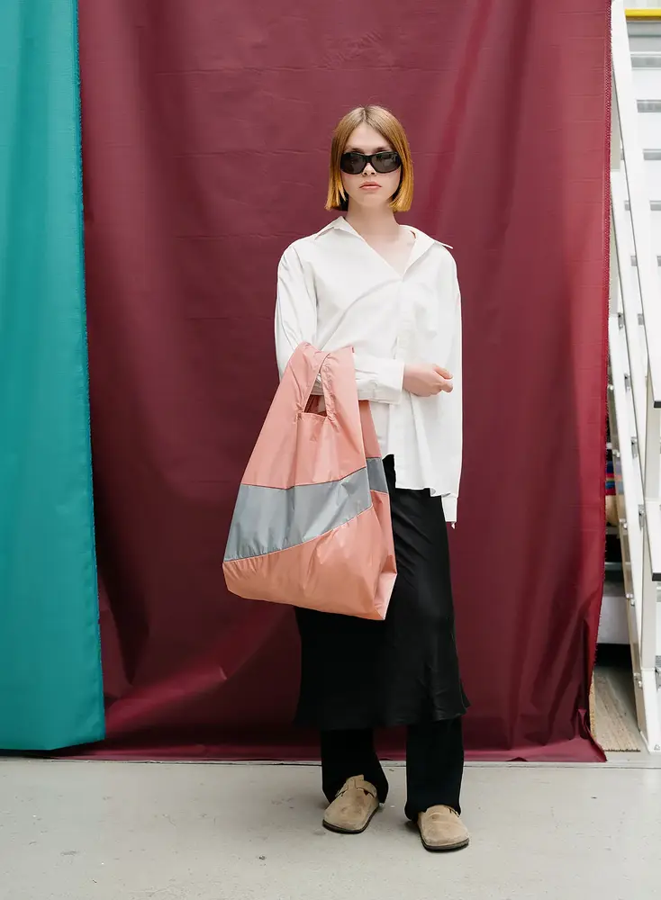 Susan Bijl Susan Bijl - the new shopping bag large - try & grey Susan Bijl Susan Bijl - the new shopping bag large - try & grey
