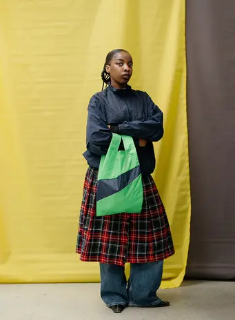 Susan Bijl Susan Bijl - the new shopping bag medium - greenscreen & sailor Susan Bijl Susan Bijl - the new shopping bag medium - greenscreen & sailor