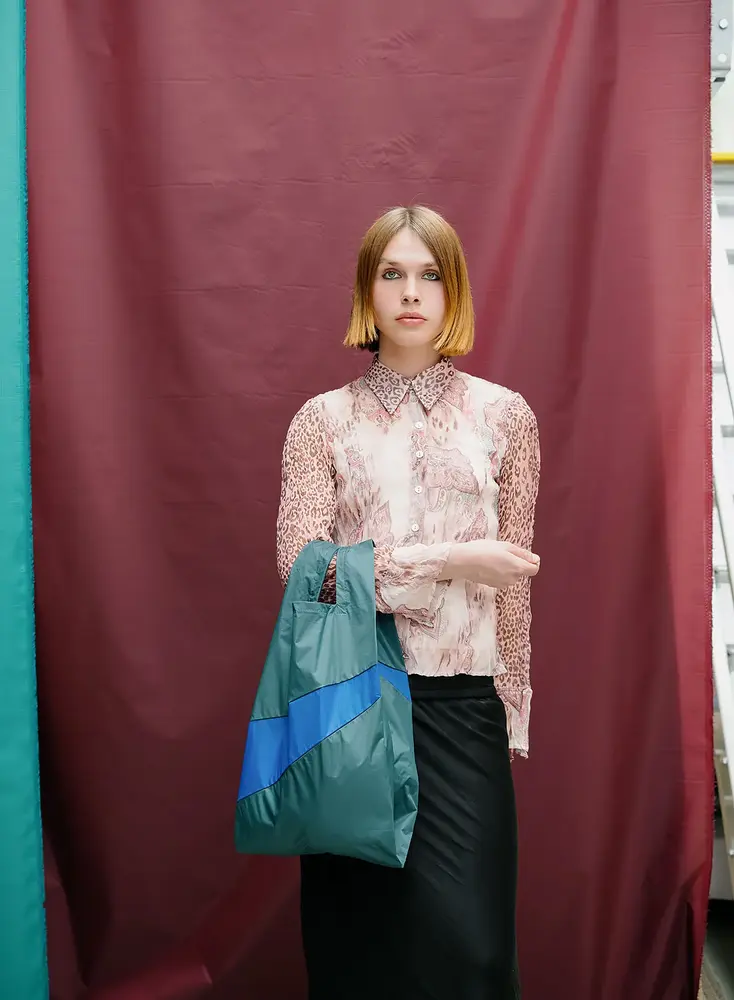 Susan Bijl Susan Bijl - the new shopping bag medium - pine & blue Susan Bijl Susan Bijl - the new shopping bag medium - pine & blue