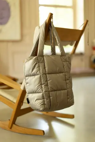 Tinne+Mia Tinne+Mia - clode puffy shoulder bag - greige gold Tinne+Mia Tinne+Mia - clode puffy shoulder bag - greige gold