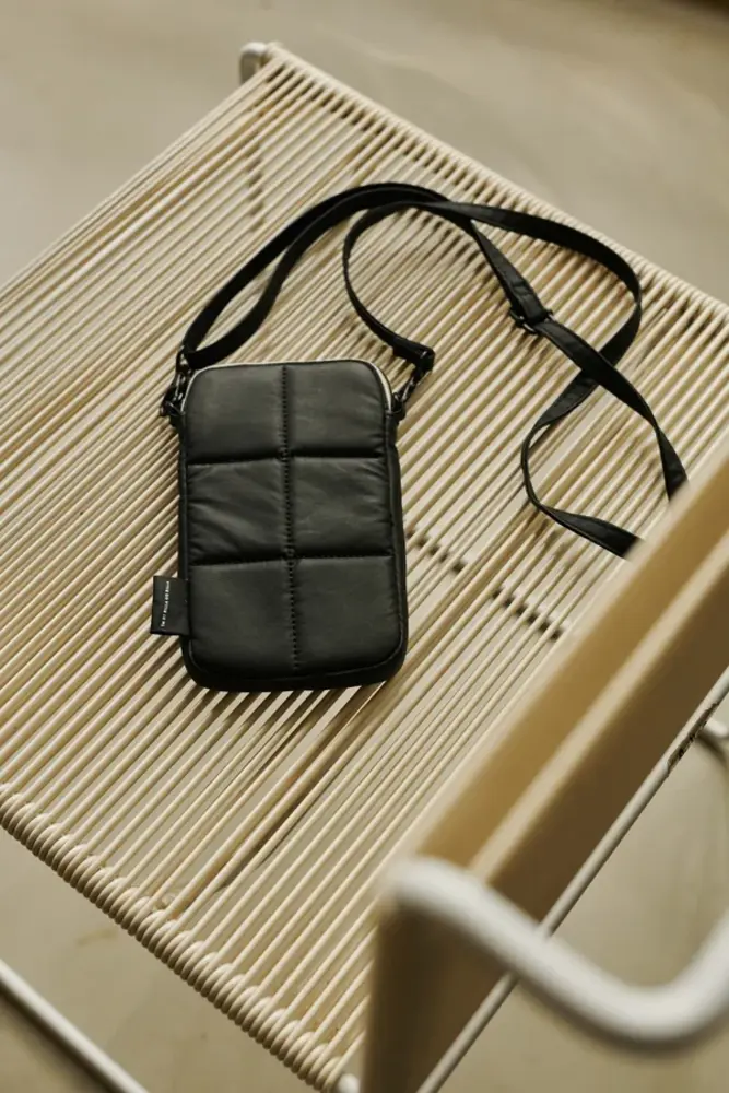 Tinne+Mia Tinne+Mia - luce puffy phone pouch - black Tinne+Mia Tinne+Mia - luce puffy phone pouch - black