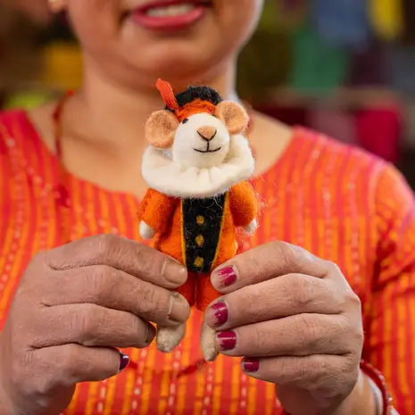 Sjaal met verhaal Sjaal met verhaal - hanger - pietermuis oranje