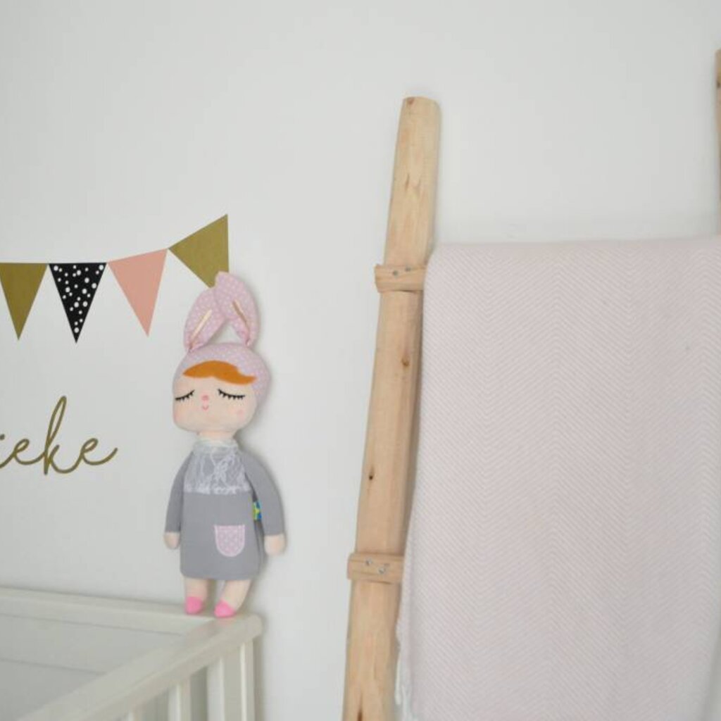 Muursticker vlaggen peach, gold, en black dots