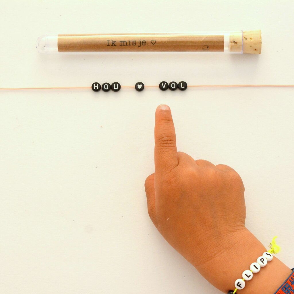 Letterarmbandje zwart met witte letters