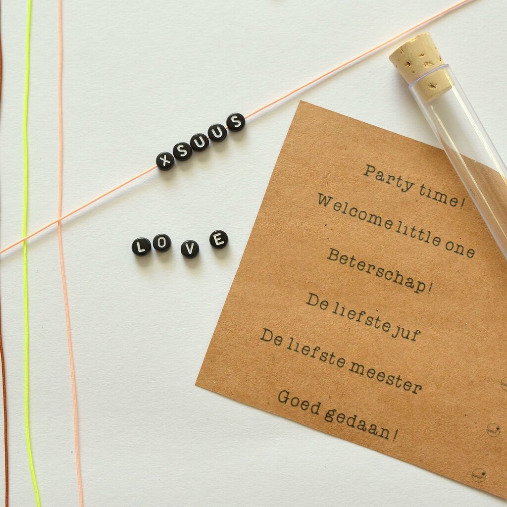 Letterarmbandje zwart met witte letters