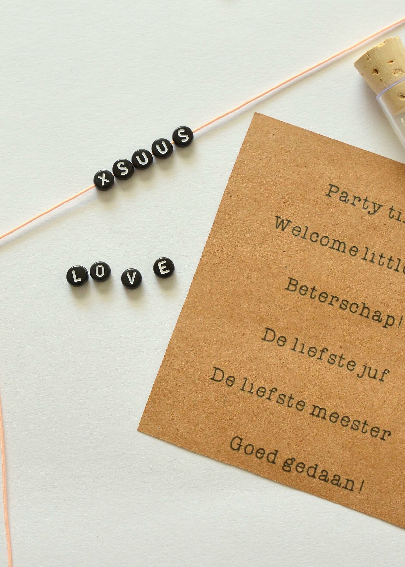 Letterarmbandje zwart met witte letters