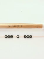 Letter armbandjes zwart met witte letters