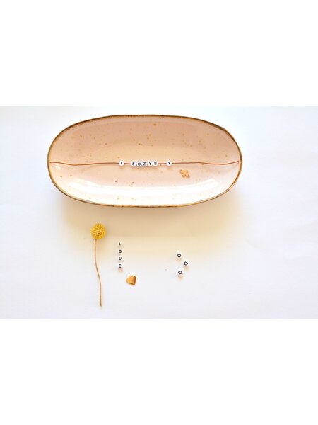 Letter armbandjes wit met zwarte letters