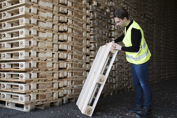Déplacer des palettes avec un chariot élévateur