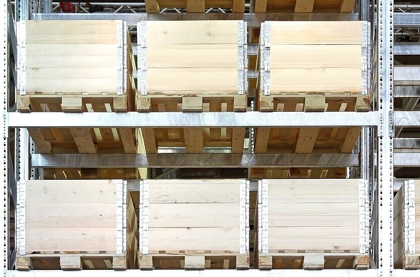 Marchandises stockées en racks sur palettes avec réhausses bois