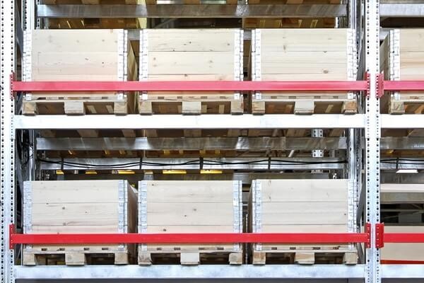 Réhausses de palettes en racks