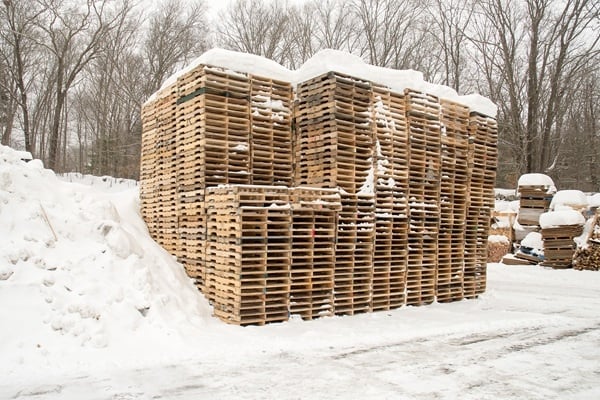 Paletten im Schnee