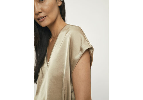 Dante6 Luza Satin V-neck top Dry Sand