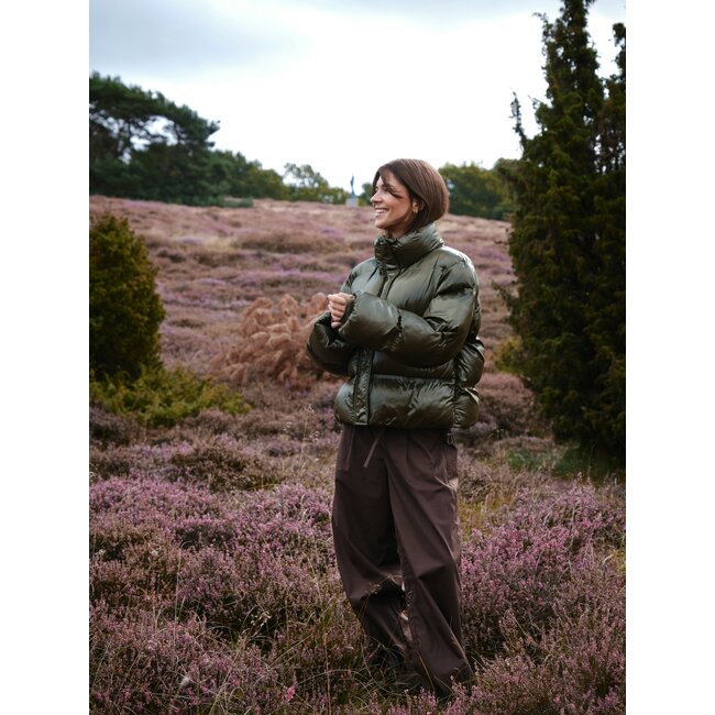 NEO NOIR Rhea Shiny Puffer Jacket Olive