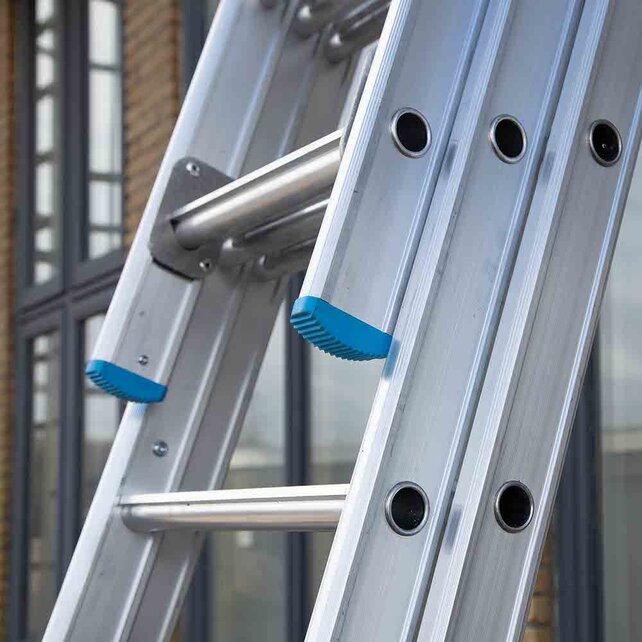 Eurostairs Reformladder driedelig uitgebogen 3x12 sporten + gevelrollen