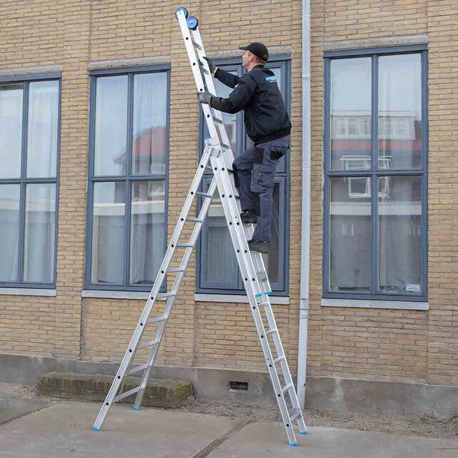 Eurostairs Reformladder driedelig uitgebogen 3x12 sporten + gevelrollen