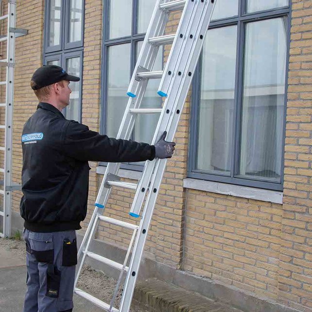 Eurostairs opsteek ladder driedelig uitgebogen 3x14 sporten + gevelrollen