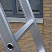 Eurostairs opsteek ladder driedelig uitgebogen 3x14 sporten + gevelrollen