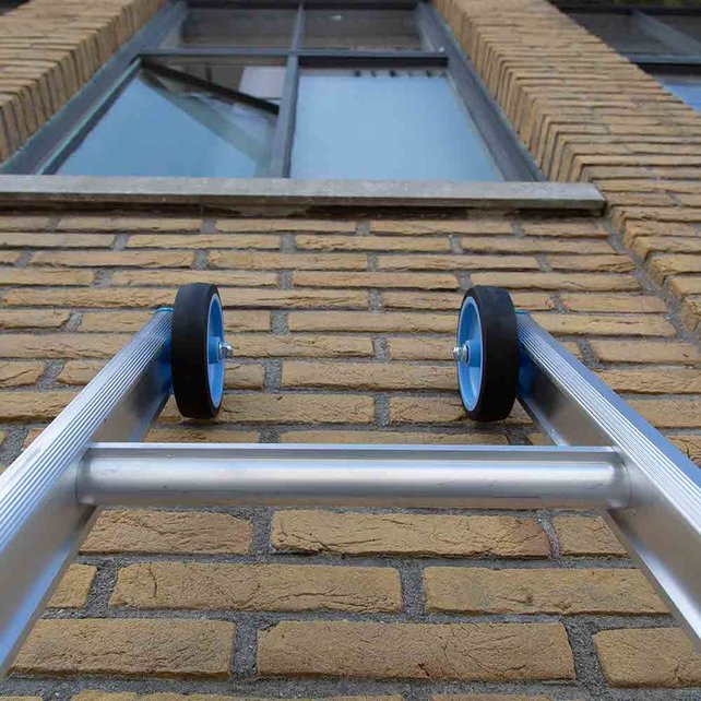 Eurostairs Reform ladder driedelig uitgebogen 3x10 sporten + gevelrollen Eurostairs Reform ladder driedelig uitgebogen 3x10 sporten + gevelrollen