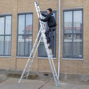 Eurostairs Opsteek ladder driedelig uitgebogen 3x14 sporten + gevelrollen