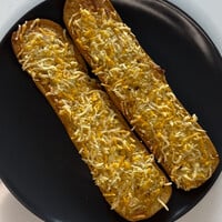 Recept: glutenvrij stokbrood kruiden-knoflook boter, van zelfgemaakte roomboter.