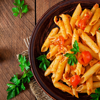 Romige glutenvrije penne met kip en tomaat