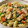 Glutenvrije eiwitrijke pasta met kip en pesto