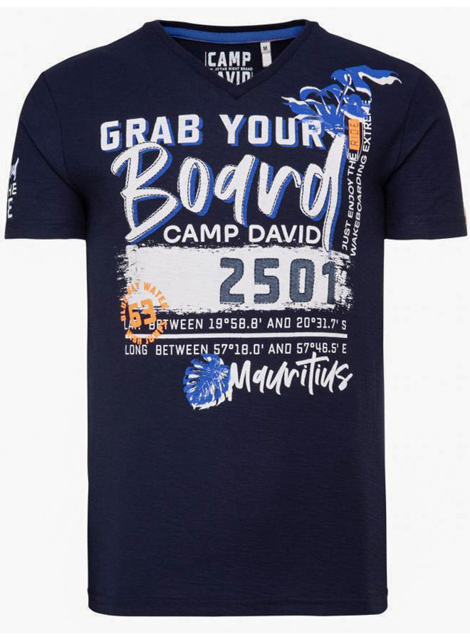 T-shirt Camp David ® avec col en V et illustration, bleu foncé