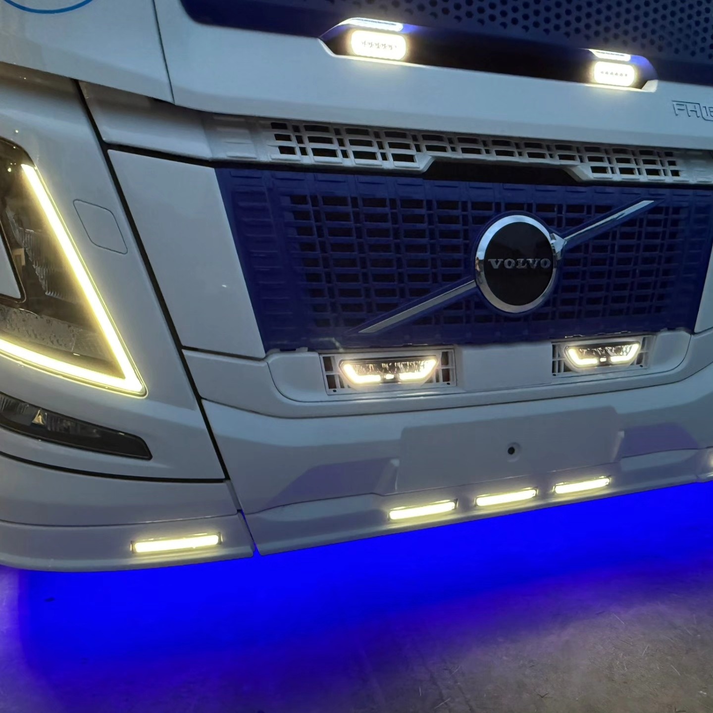 Volvo FH Aero Integration Kit for the Lower Grille
