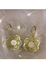 Biba bijouterie Oorbellen sierlijk goud met schelp Biba bijouterie Oorbellen sierlijk goud met schelp