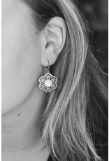 Biba bijouterie Oorbellen sierlijk goud met schelp Biba bijouterie Oorbellen sierlijk goud met schelp