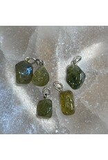 Grossulaar edelsteen hanger (groene granaat) Grossulaar edelsteen hanger (groene granaat)