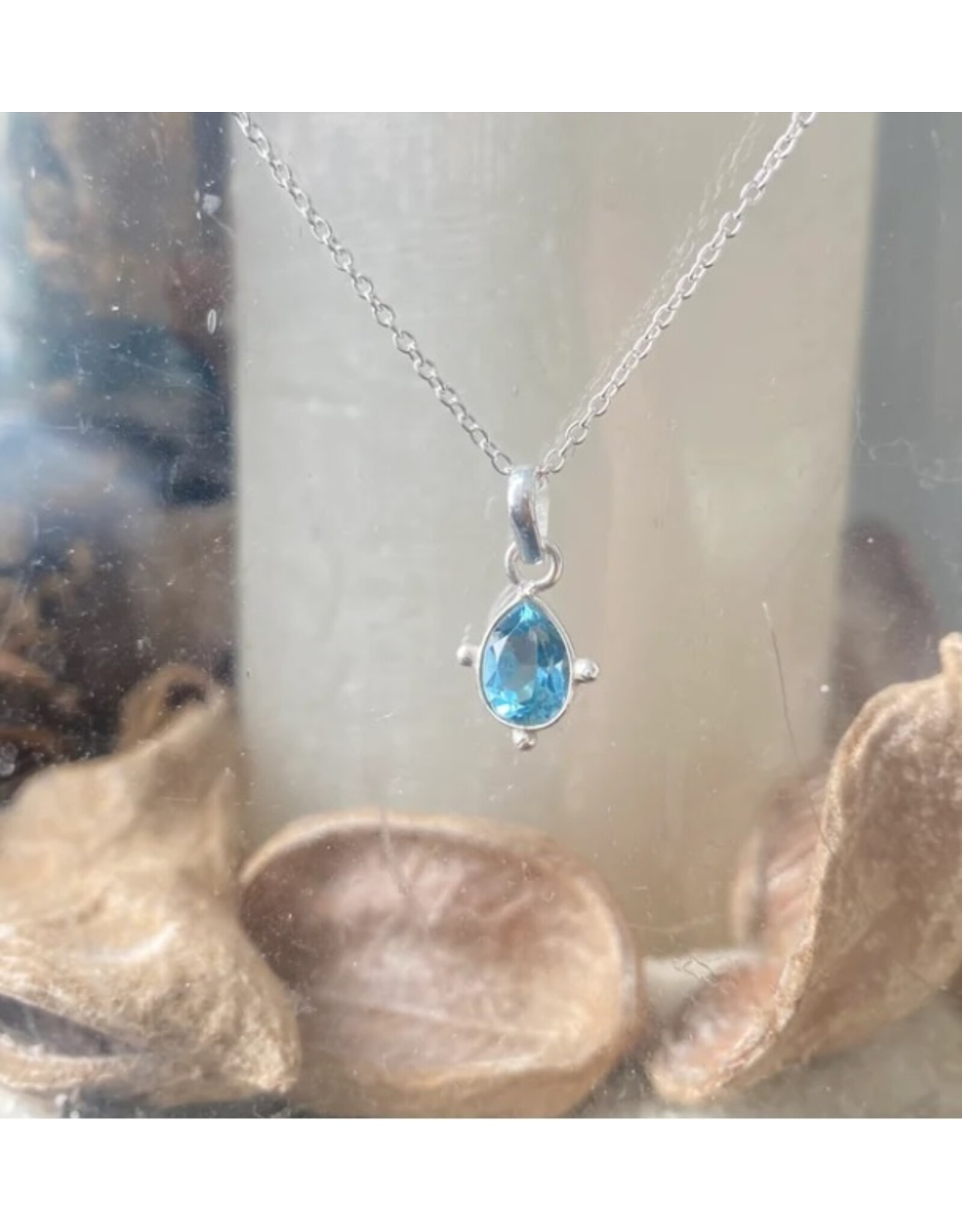 Topaas blauw met ketting zilver