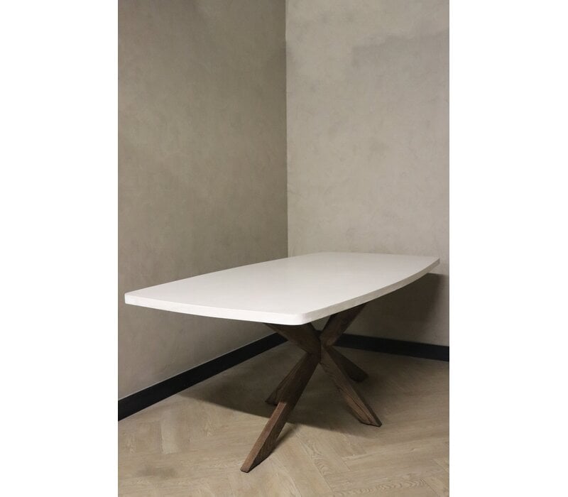 Deens ovale eettafel Betonlook met  eiken spinpoot