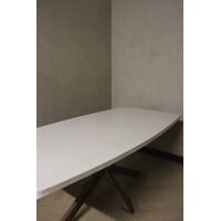 Deens ovale eettafel Betonlook met  eiken spinpoot