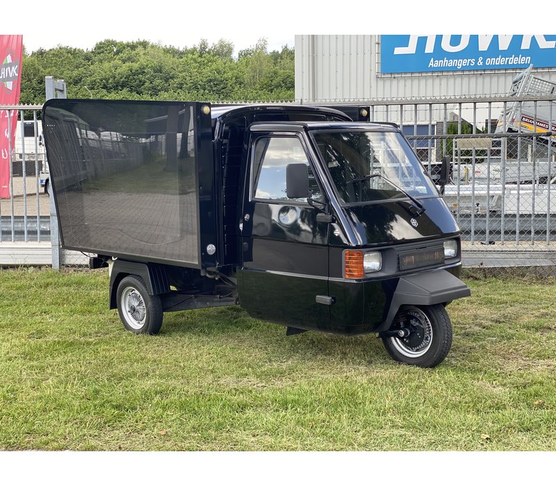 Piaggio Ape TM met TV-scherm