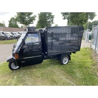 Piaggio Ape TM met TV-scherm