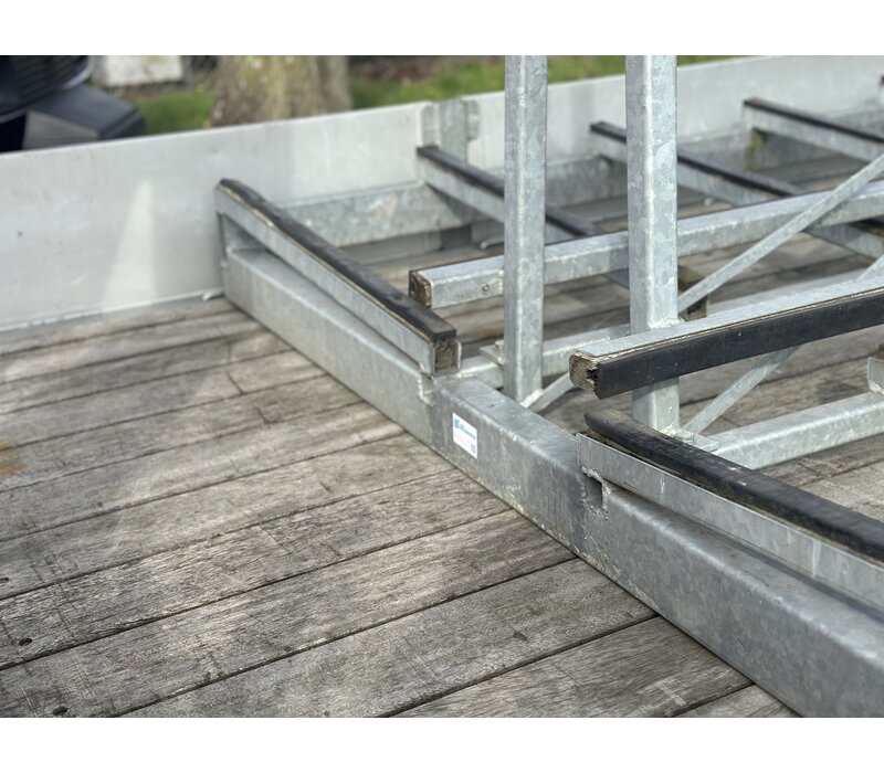 Schamelwagen met kraan en glasbok