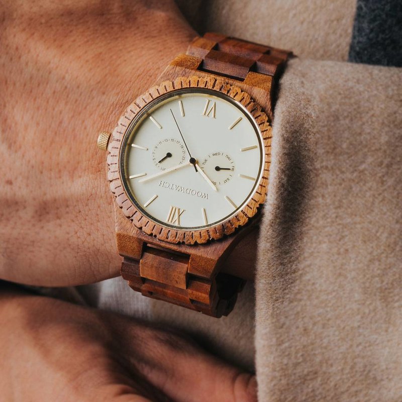 Dit premium ontworpen horloge combineert unieke, nieuwe houtsoorten met een luxe roestvrijstalen wijzer- en achterplaat. In het hart van het horloge zit een geheel nieuw, multifunctioneel uurwerk dat twee extra subdials bevat met een week- en maandaanduid