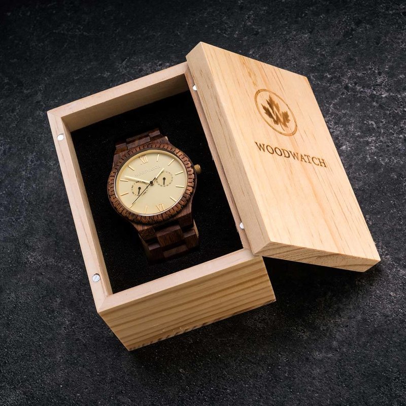 Dit premium ontworpen horloge combineert unieke, nieuwe houtsoorten met een luxe roestvrijstalen wijzer- en achterplaat. In het hart van het horloge zit een geheel nieuw, multifunctioneel uurwerk dat twee extra subdials bevat met een week- en maandaanduid